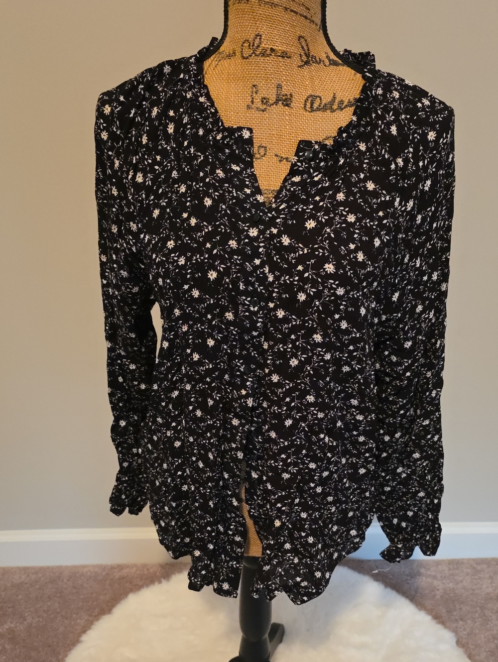 bobeau Black & White Daisy-Print Ruffle Blouse - Picture 1 of 4